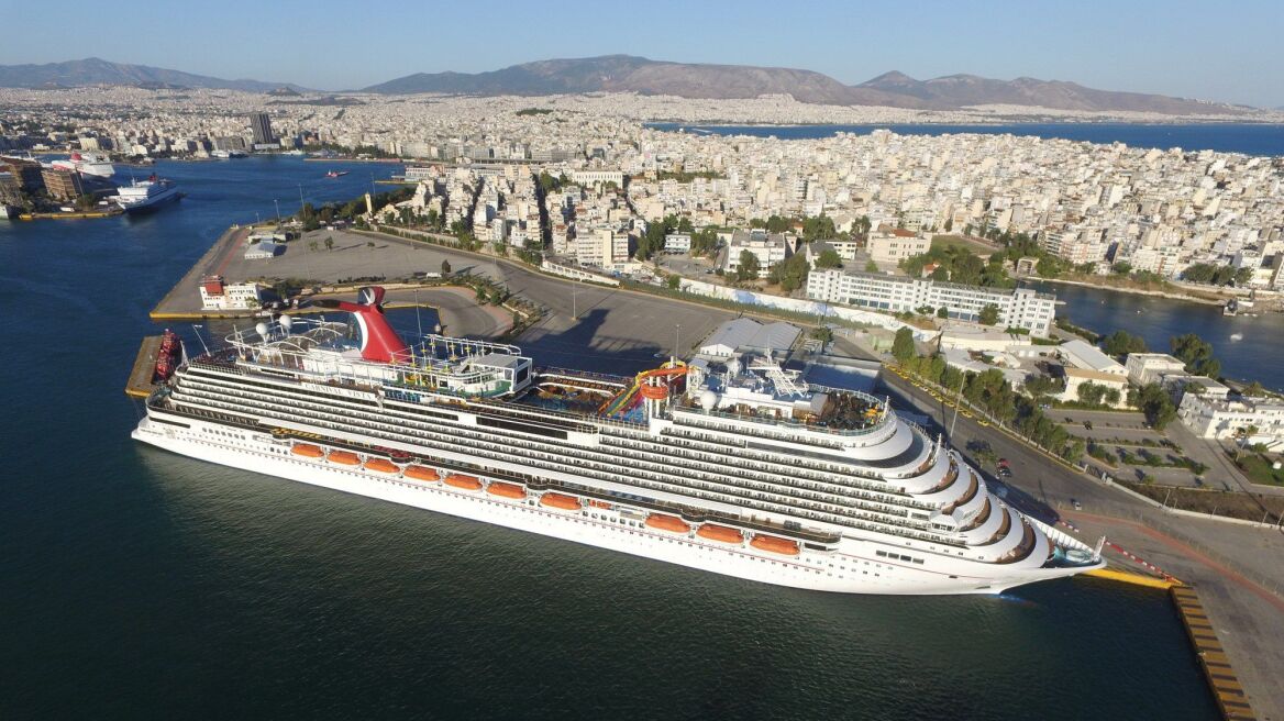 Θεαματική υποδοχή του νεότευκτου Carnival Vista στο λιμάνι του Πειραιά